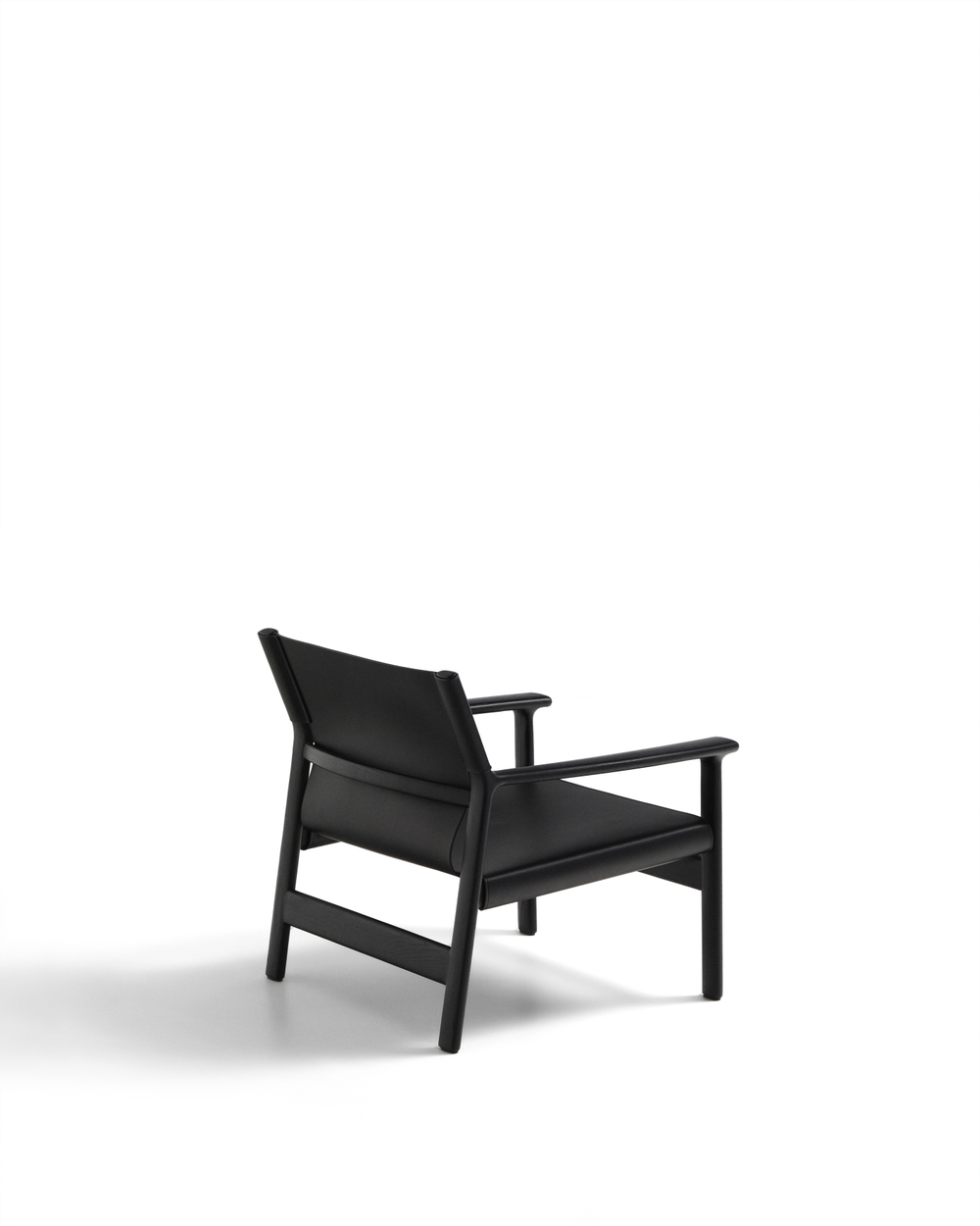 Кресло Jan из переработанной кожи черного цвета и ясеня в черном цвете