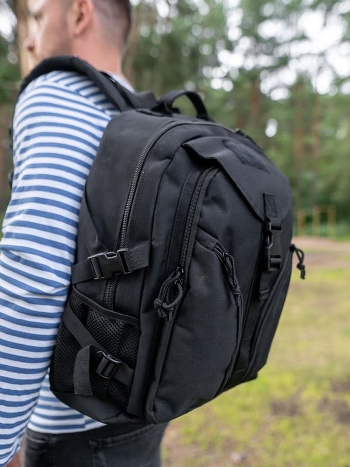 Рюкзак с двумя косыми карманами спереди (черный)