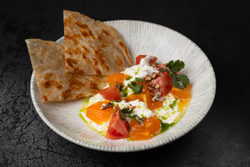 Хурма с томатами и сыром Страчателла