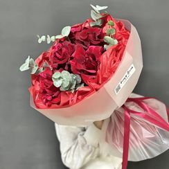 Букет из 5 красных французских роз с эвкалиптом