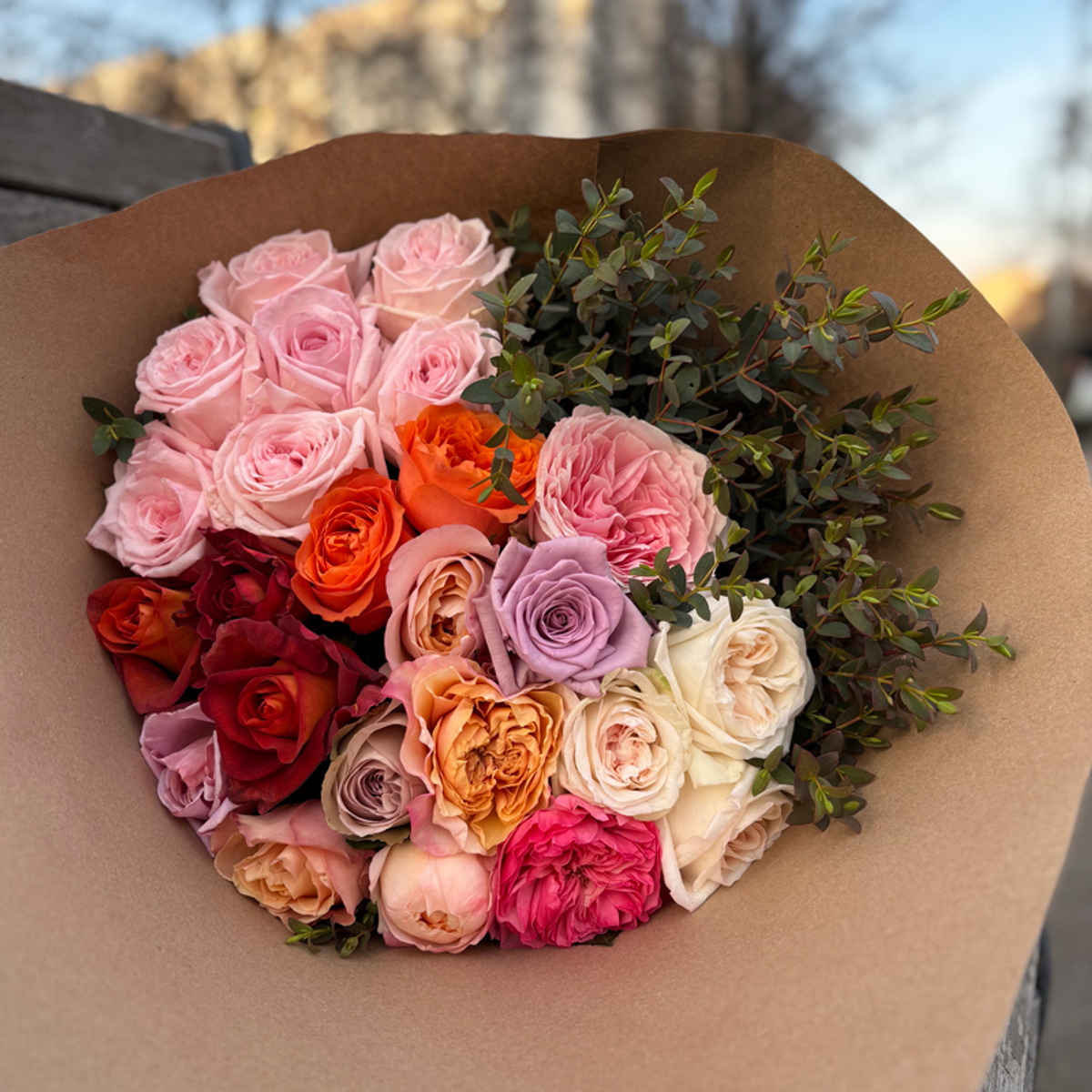 охапка Феи — выбор за нами — ароматные и интерьерные розы, веточка эвкалипта и ещё чуть-чуть