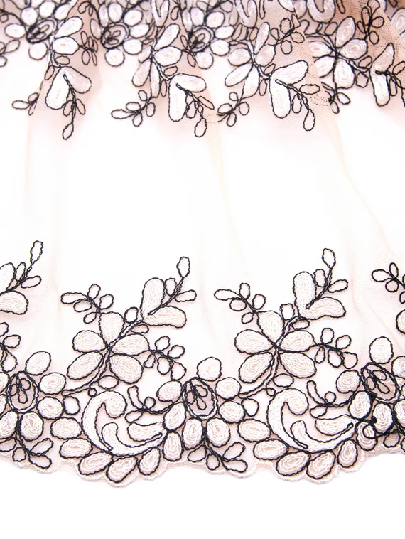 05-122 Вышивка на неэл. сетке 27 см, телесный/черный/белый