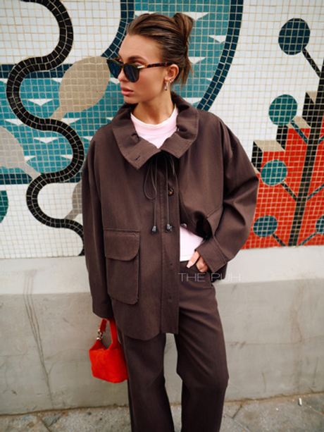 Шоколадный костюм из объемной куртки и брюк