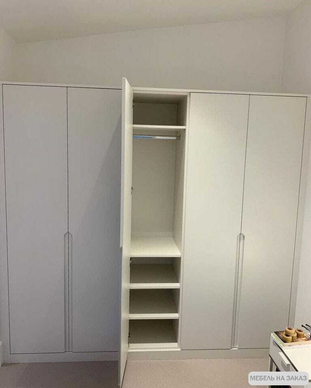 Шкаф с полками, ящиками и штангами