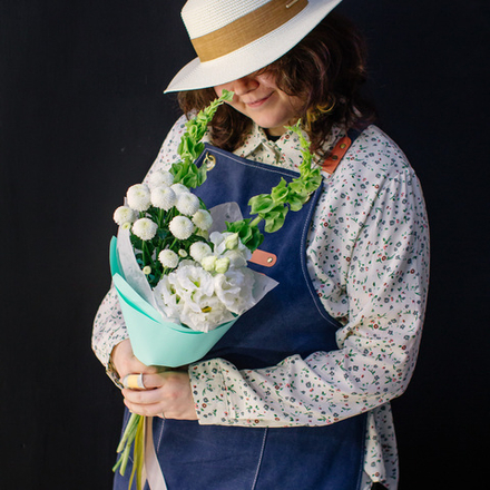 11. Стойкий букет в современном стиле с молюцеллой