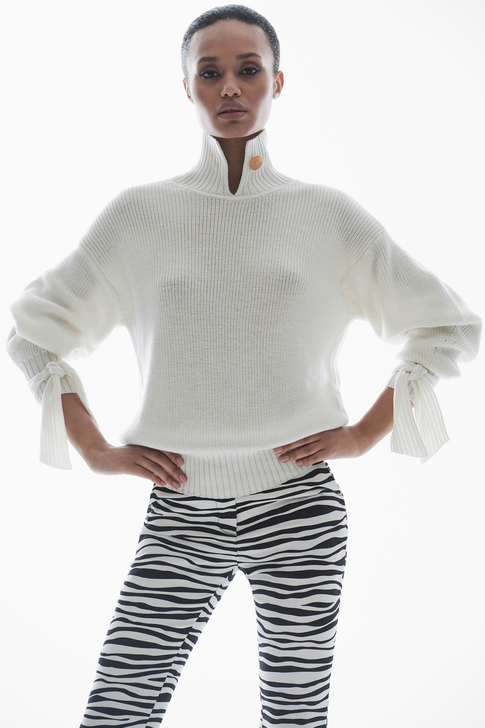 Свитер с лентами белый