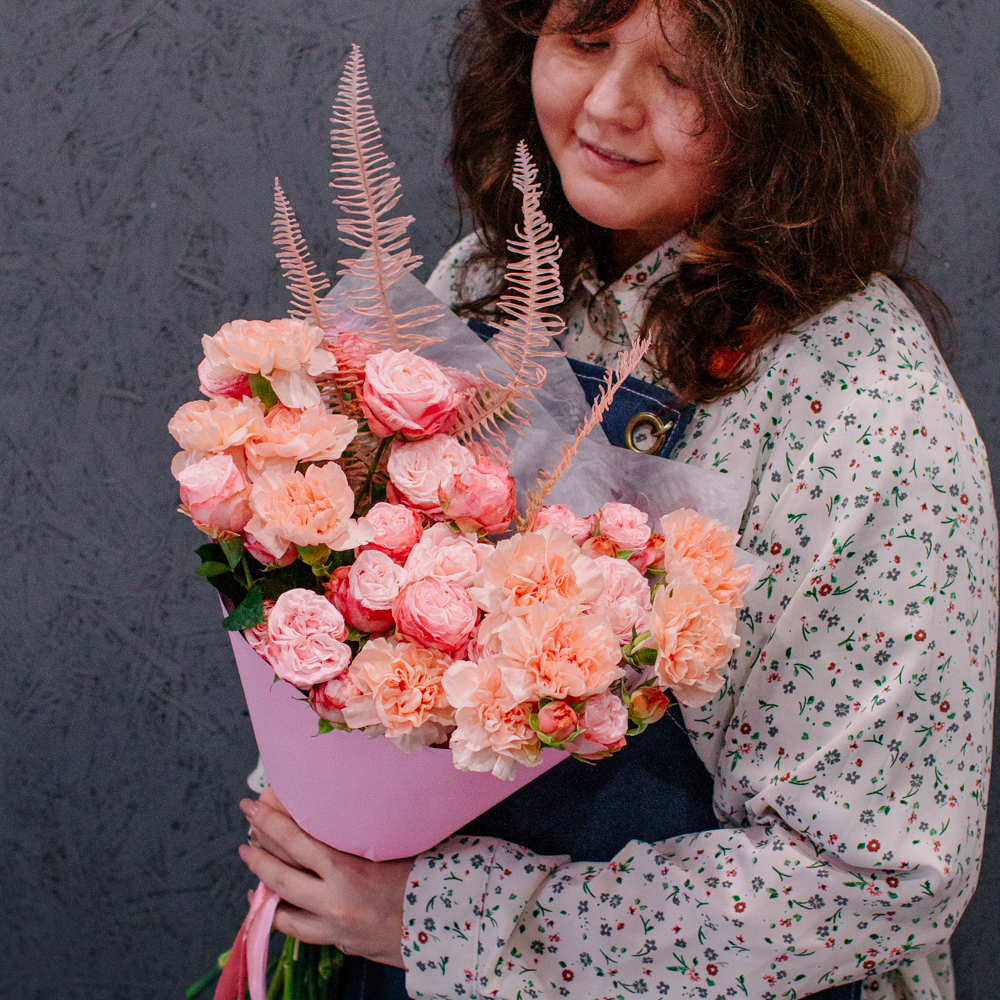 75. Уютный букет в персиково-розовой гамме с кустовыми розами