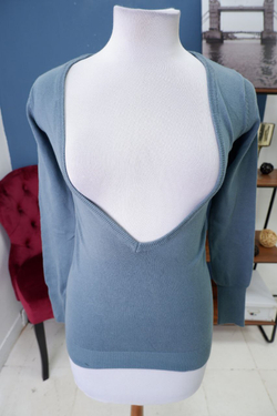 Джемпер с глубоким вырезом 46 размер