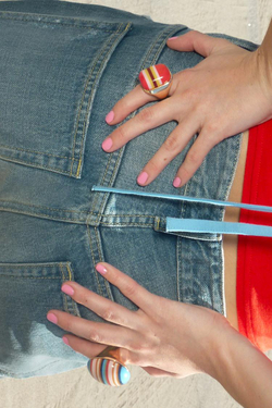 ZARA НАБОР ИЗ 2 КОЛЕЦ С ПОЛОСКАМИ ИЗ СМОЛЫ, РАЗНОЦВЕТНЫЙ