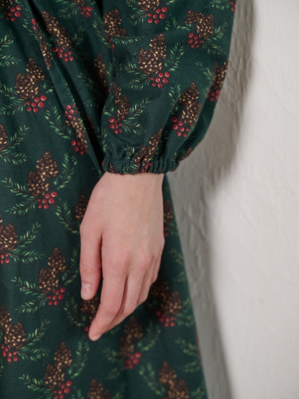 Платье с воротником стойкой