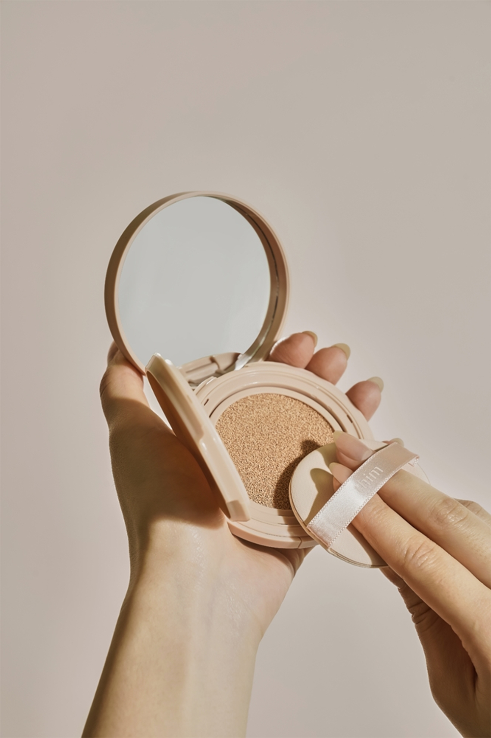 thim Luminous Skin Cushion - Долговременная основа в губке для сияния и увлажнения оттенок 21 Light Beige, 15 g