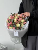 Букет из кустовых роз, одноголовых роз и эвкалипта