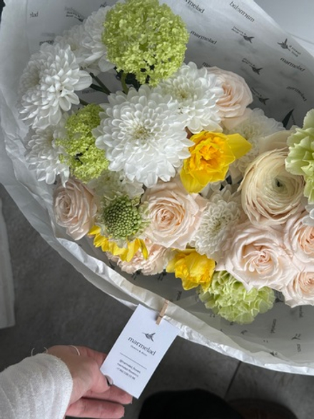 Сборный букет их хризантемы, нарциссов, вибурнума, кустовых пионовидных роз и ранункулюсов