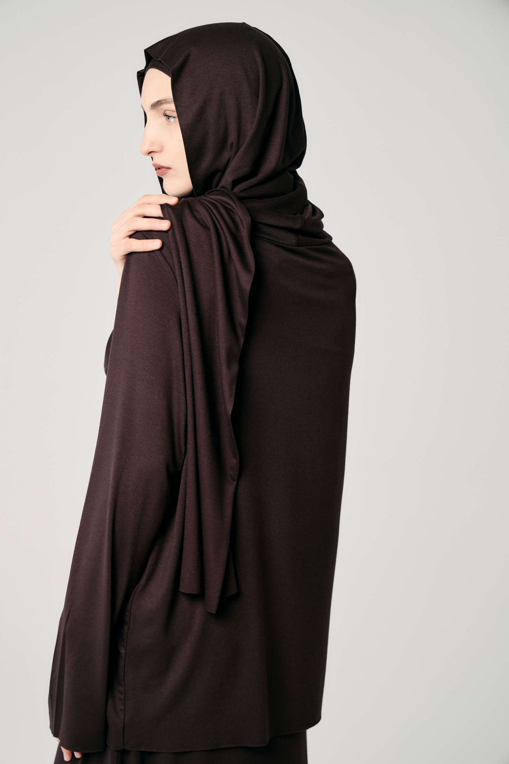 Лонгслив с капюшоном коричневый