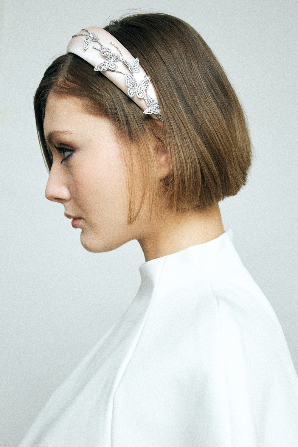 Ободок объемный розовый с бабочками