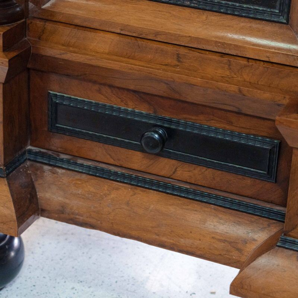 Кабинетный шкаф