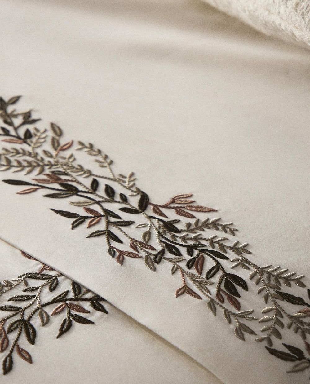 Zara Home - Простыня из атласа с вышитыми листьями, зеленый, 160x280 см