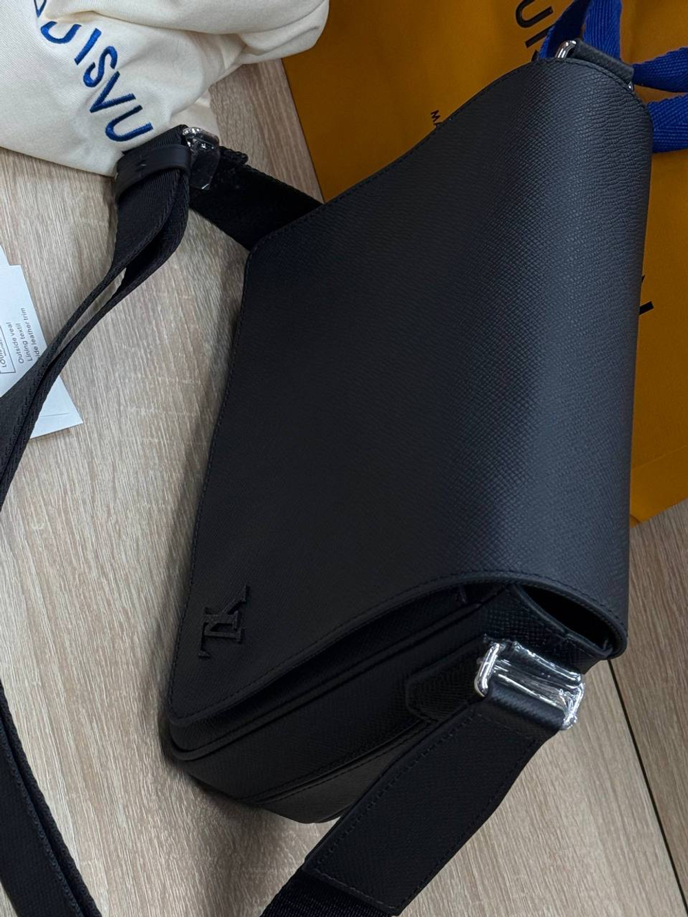 Сумка-мессенджер Louis Vuitton