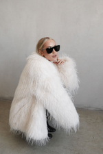 Шуба из эко-меха страуса молочная