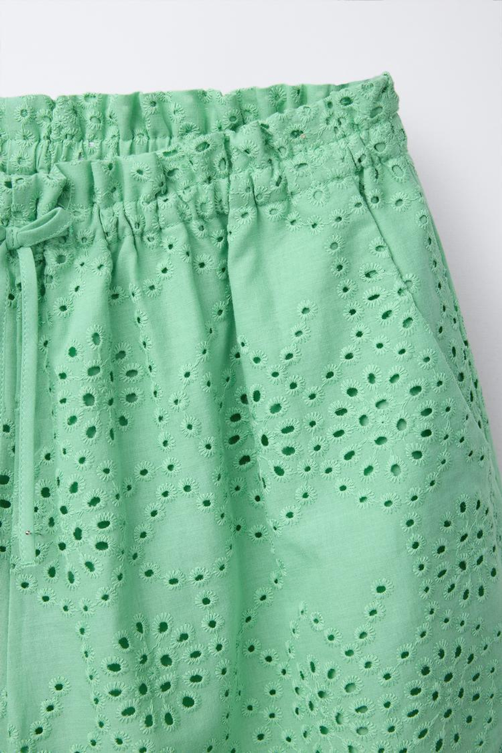 ZARA ШОРТЫ С ВЫШИВКОЙ «ШИФФЛИ», ЗЕЛЕНЫЙ