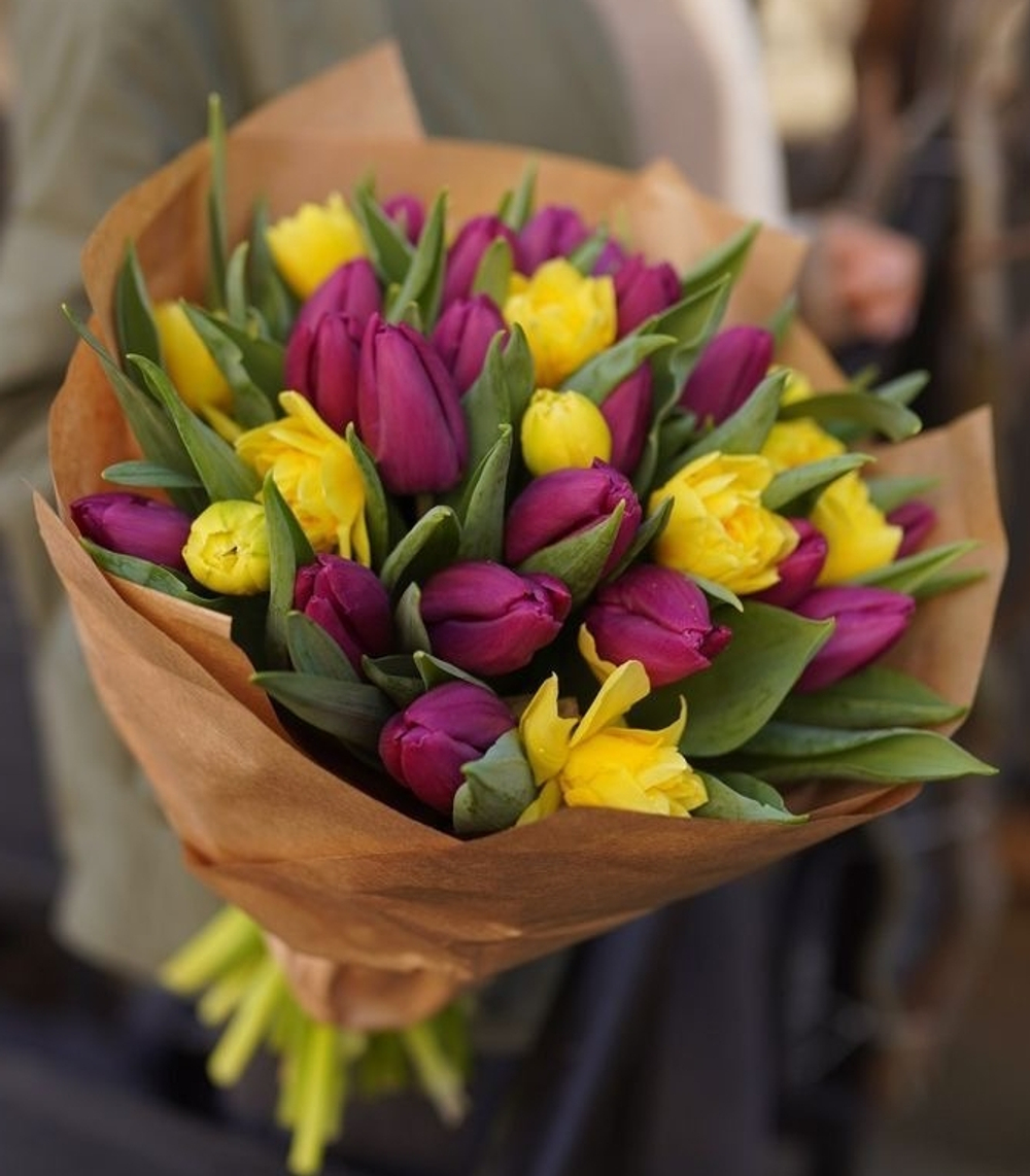 31 тюльпан микс желтых и фиолетовых