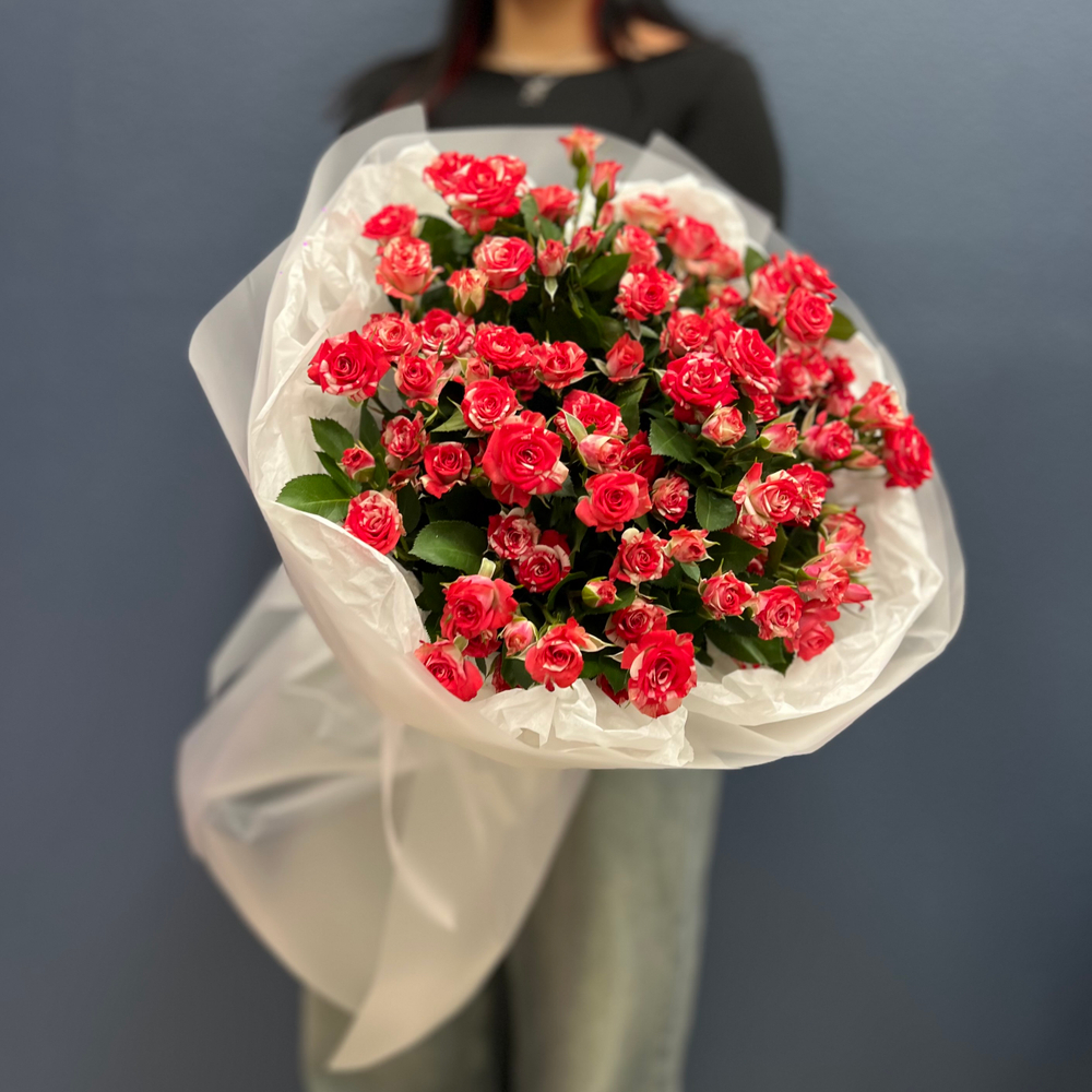 Букет из кустовых пёстрых роз #38