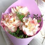 Букет французских роз 3 шт с зеленью