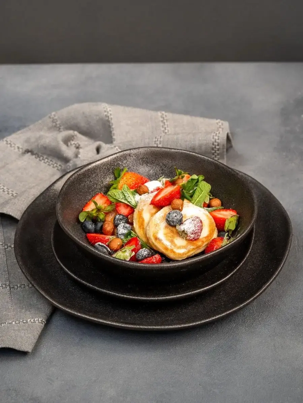 Набор из 2 тарелок 28 см мятый фарфор черная плоская