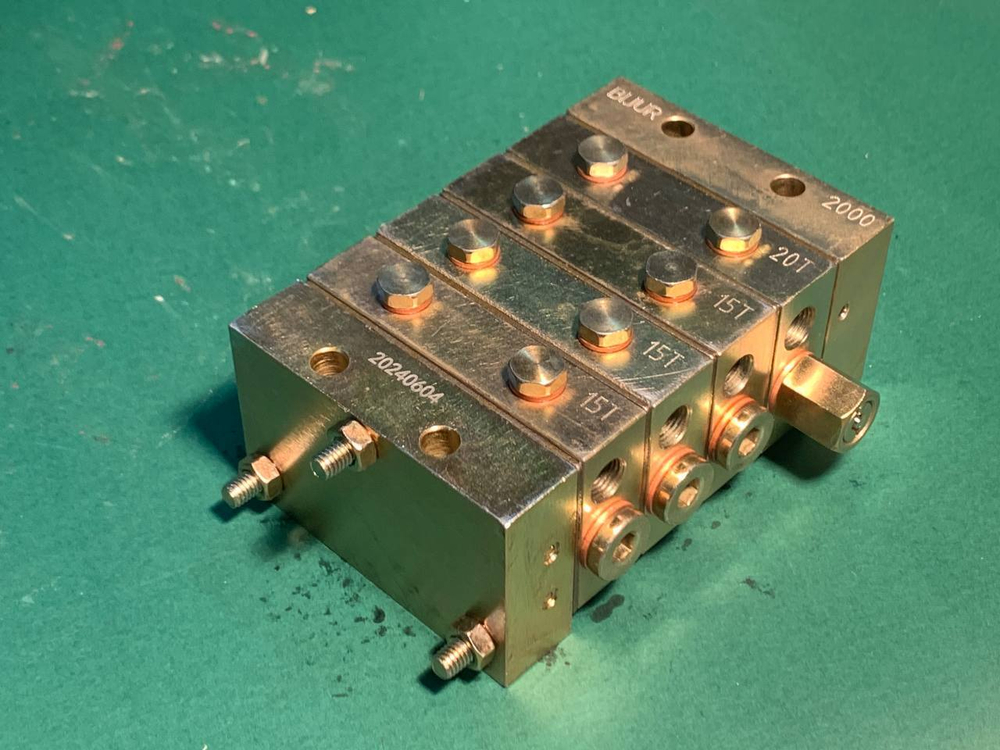 Распределитель смазки на 8 портов 4 отверстия (большой)