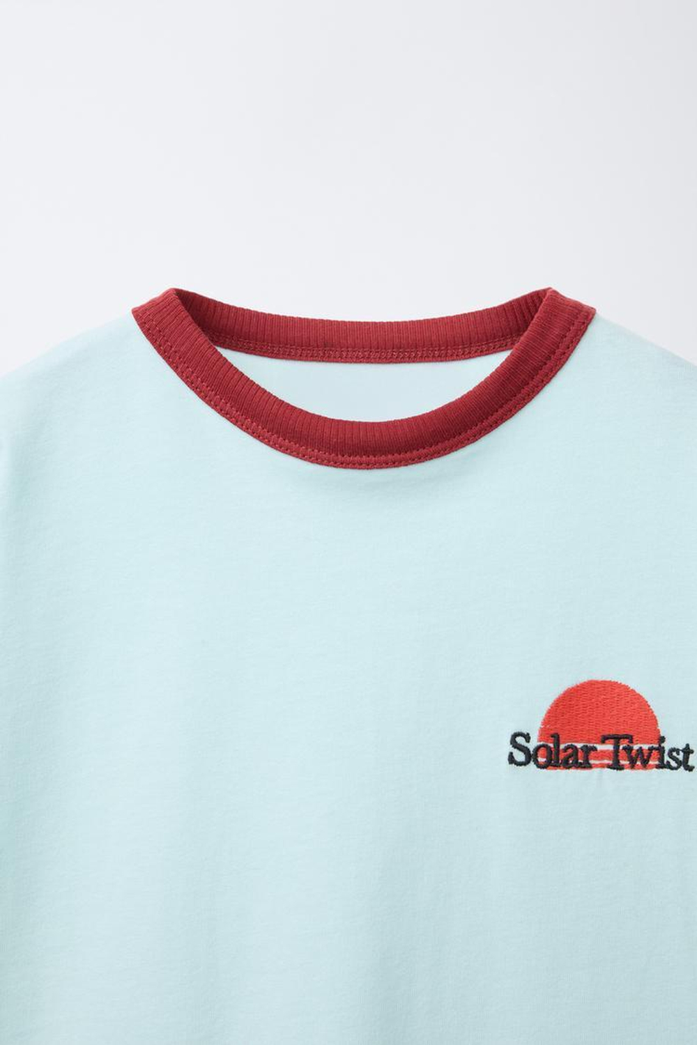 ZARA ФУТБОЛКА С ВЫШИВКОЙ И КОНТРАСТНОЙ ОТДЕЛКОЙ, НЕБЕСНО-ГОЛУБОЙ