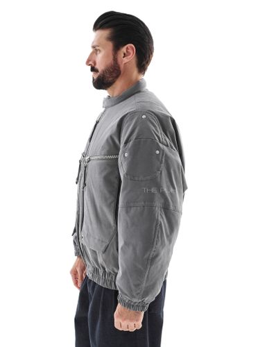 Серый утепленный бомбер с нагрудными карманами