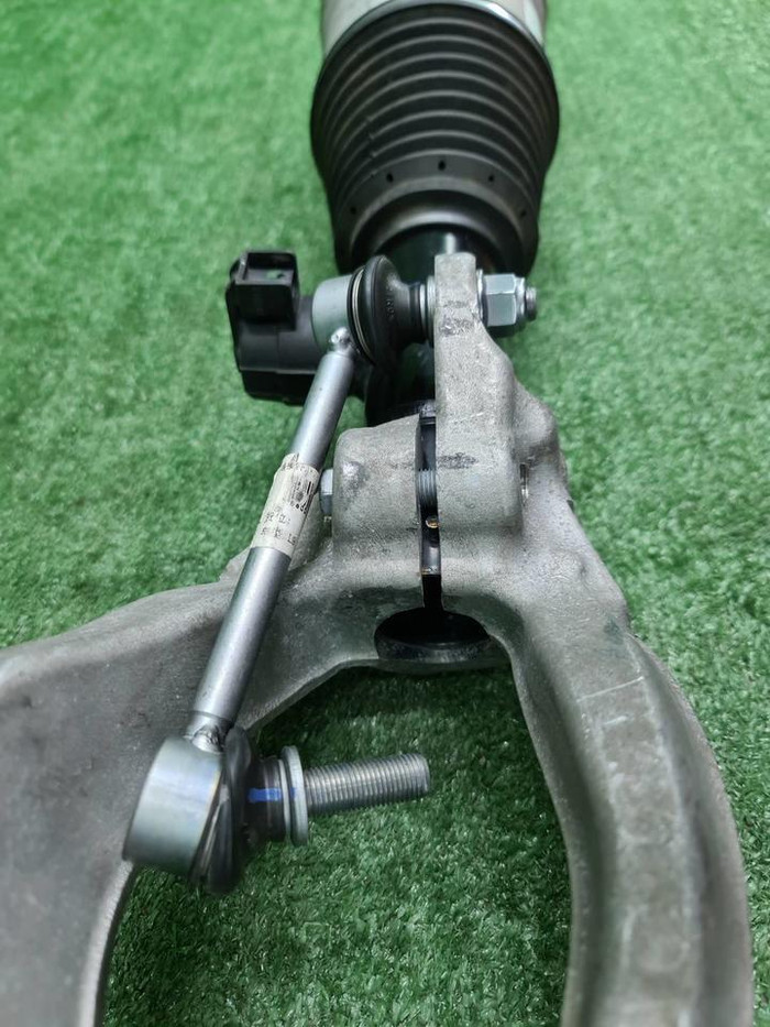 Стойка пневматическая правая Lixiang L9 (2022-н.в)