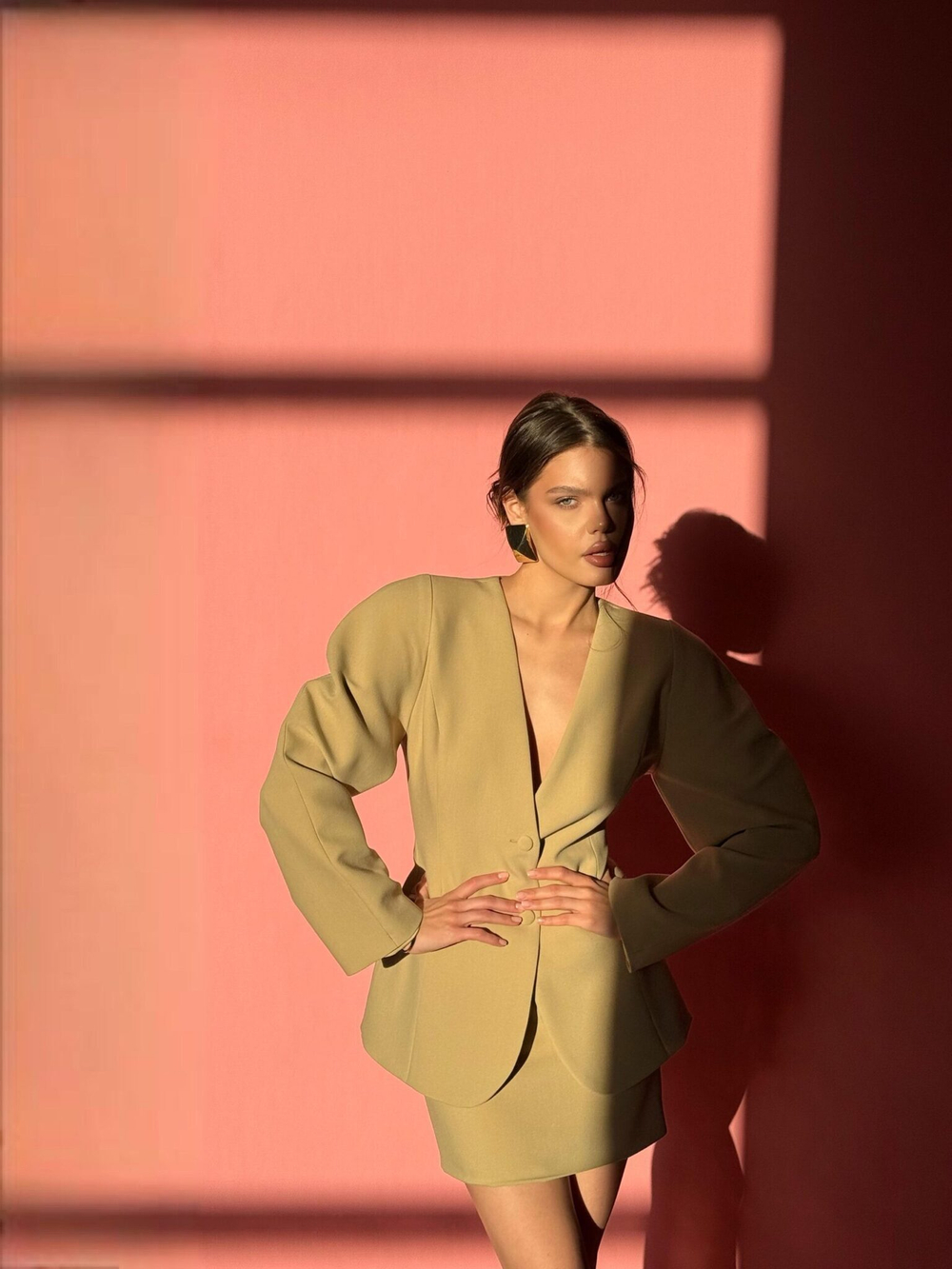 Пиджак с объемными рукавами олива