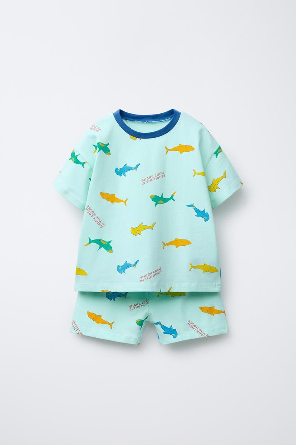 ZARA ПИЖАМА С ФУТБОЛКОЙ И ШОРТАМИ-БЕРМУДАМИ С ПРИНТОМ «АКУЛЫ», ГОЛУБОЙ
