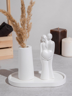 Статуэтка Пара с сердцем и Ваза Рифленая на подносе