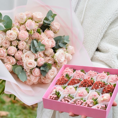 Букет из кустовых роз «Розовое облако» 9 шт и клубника в шоколаде