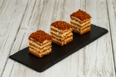 Пирожное Медовик