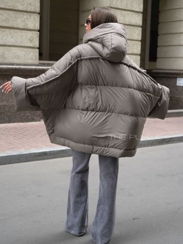 Объемный пуховик-накидка цвета капучино