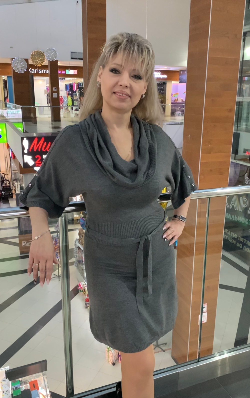 Трикотажное платье-туника с хомутом