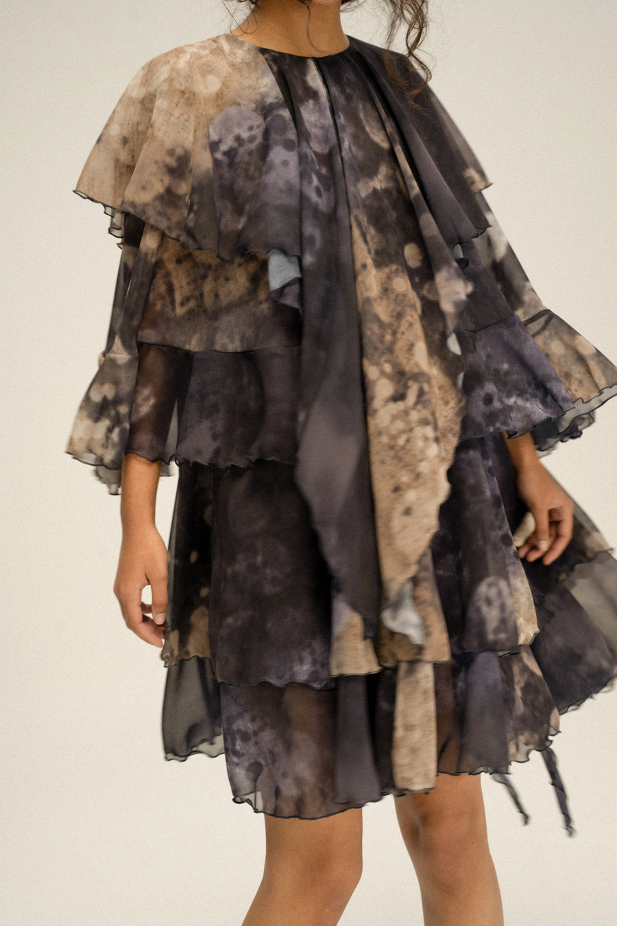 Платье с рюшами в акцентной ткани