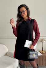 Черное женское платье-сарафан из экозамши с красными боковыми вставками