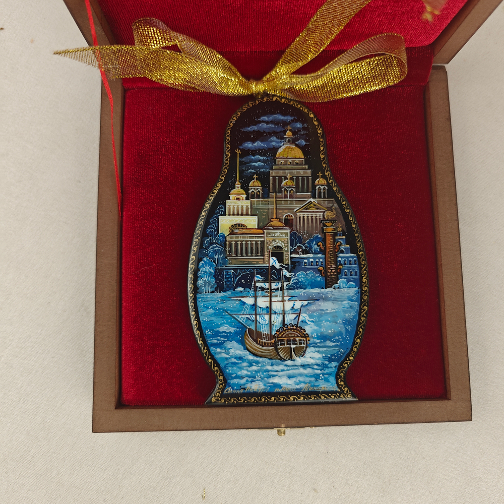 Сувенир Матрешка "Санкт-Петербург" с росписью Палех в подарочном футляре