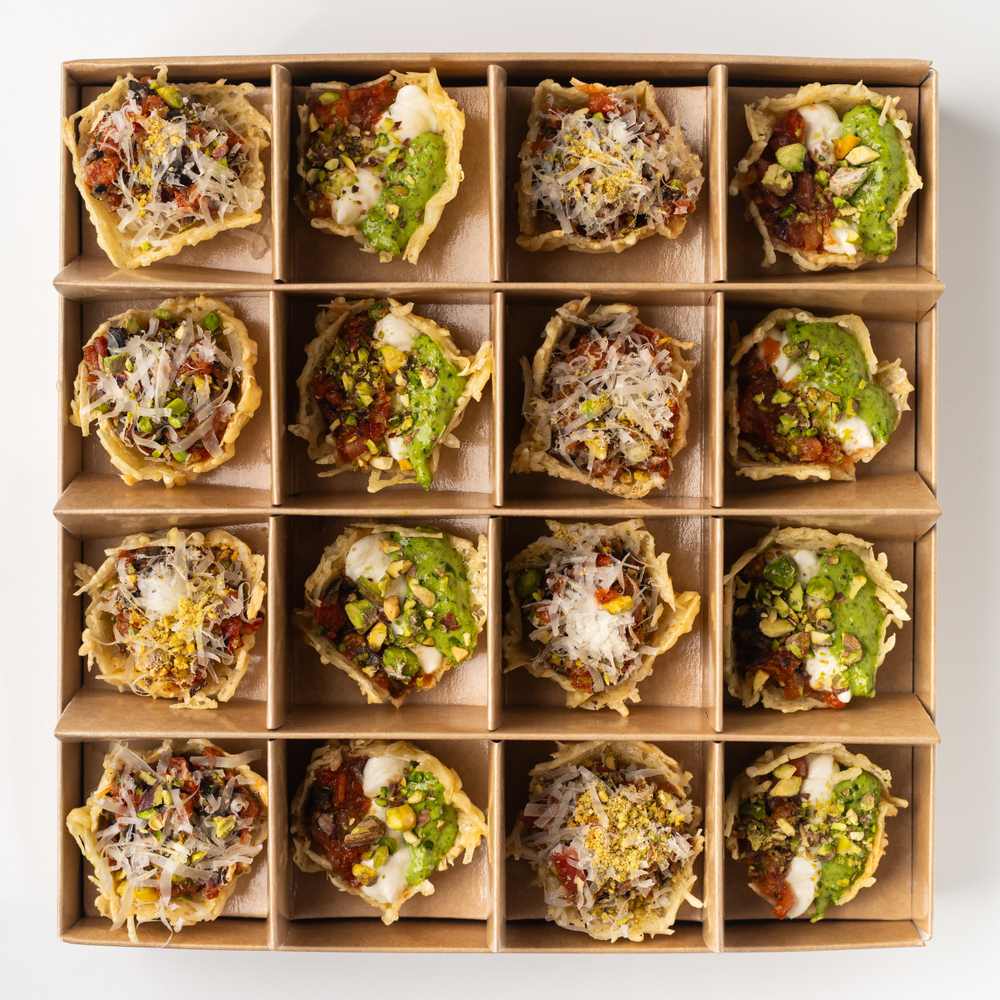 Бокс корзинок из пармезана с сальсой