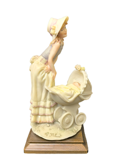 Статуэтка "Дама с коляской" Capodimonte