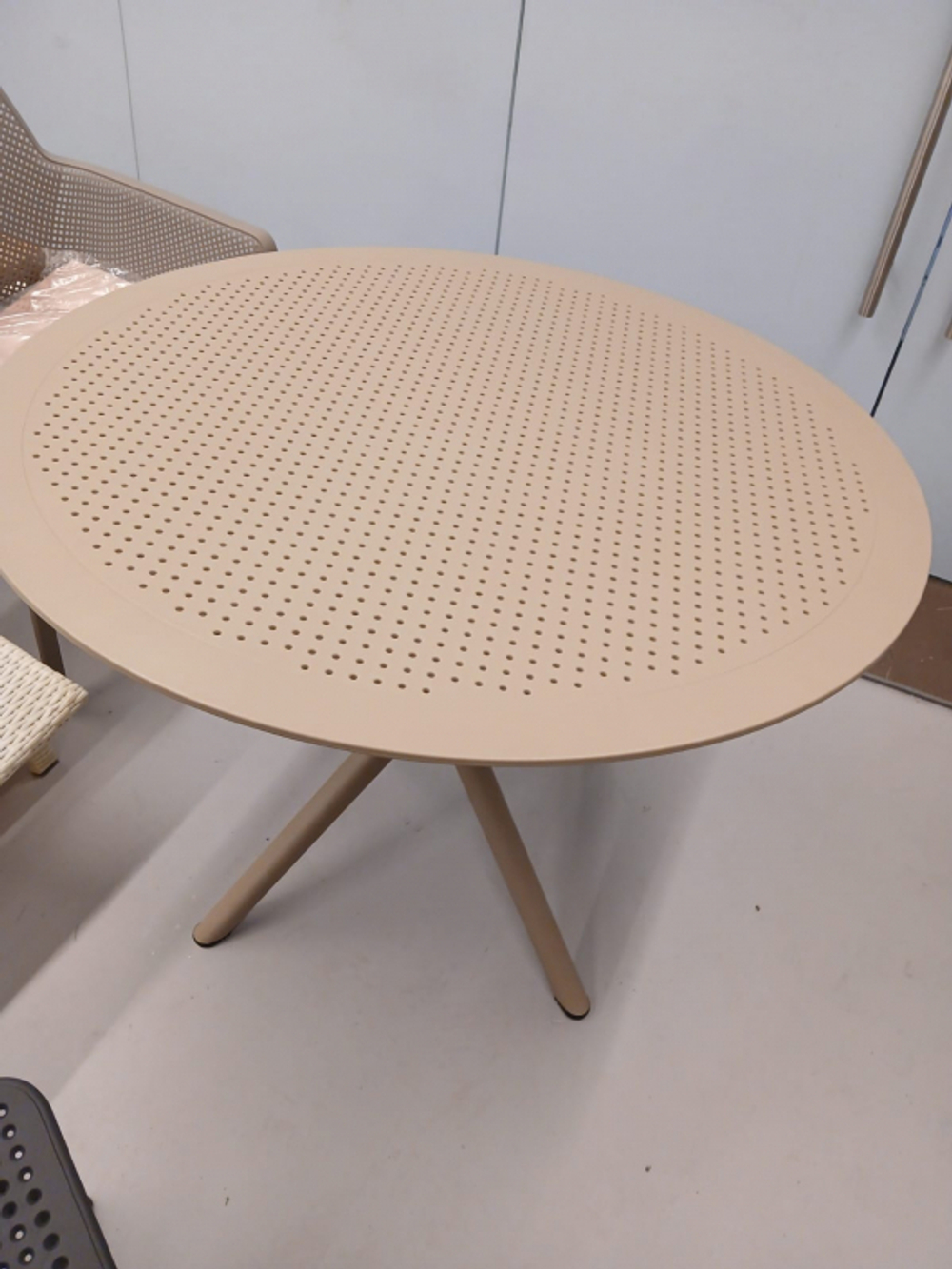 Стол пластиковый Sky Table Ø105