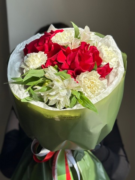Яркий букет с альстромериями