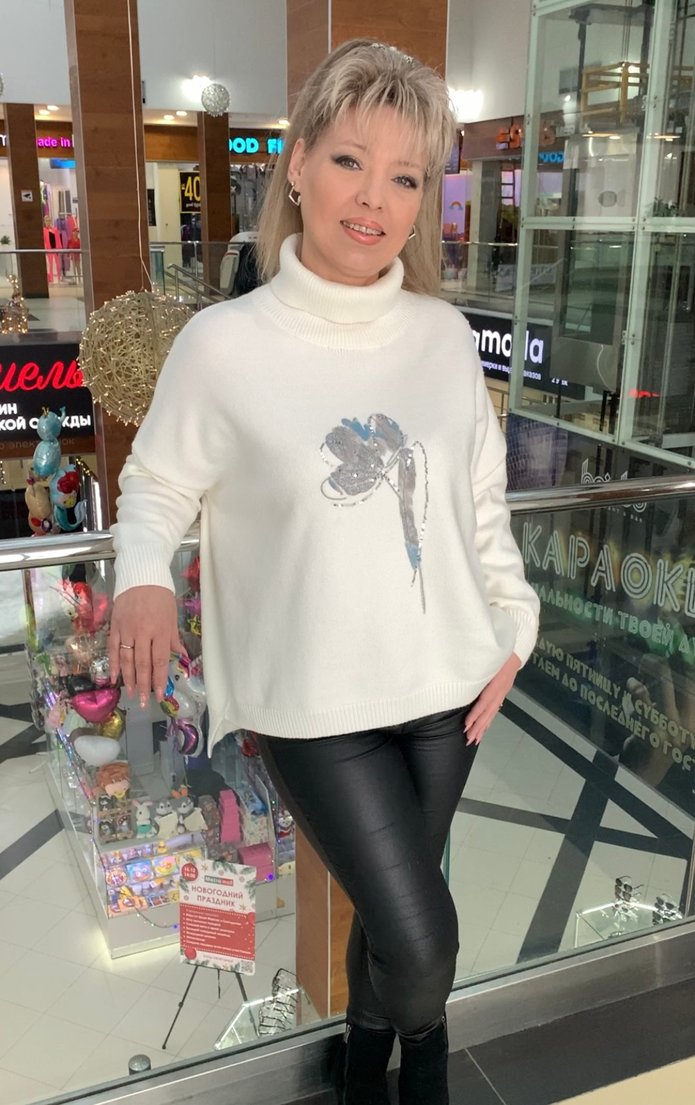 Белый  свитер с красивым принтом