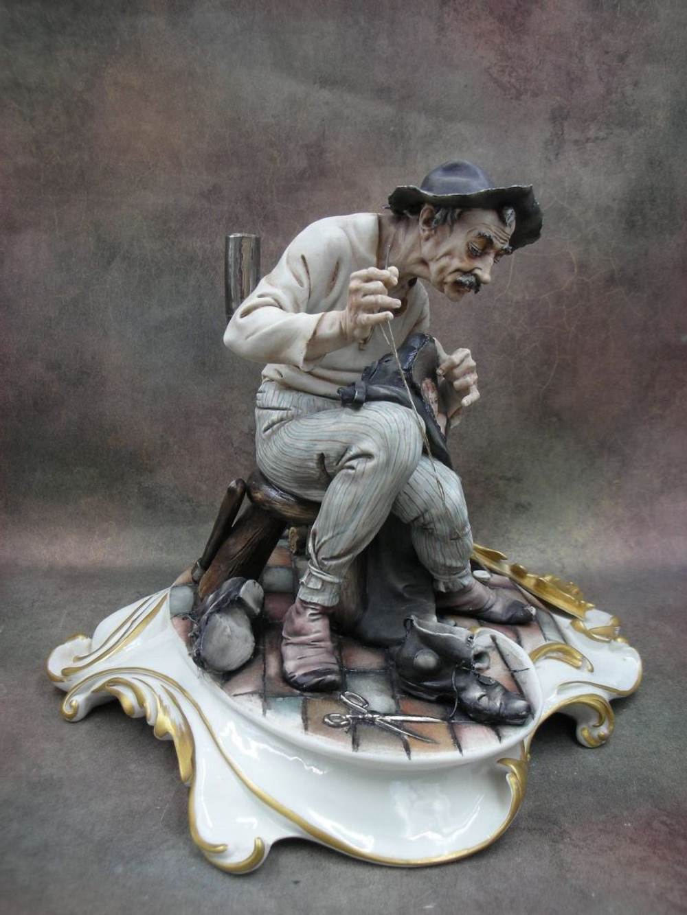 Статуэтка. Фарфор. Латаем штаны. Capodimonte. Италия