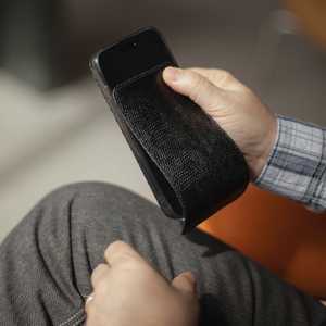 Чехол для iPhone 15 Pro из кожи ящерицы, черного цвета