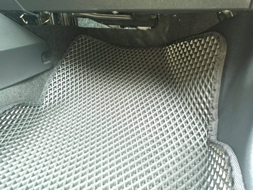 Автоковрики для Renault Duster II. С установленными пластиковыми защитами ковролина. (2021--&gt;)